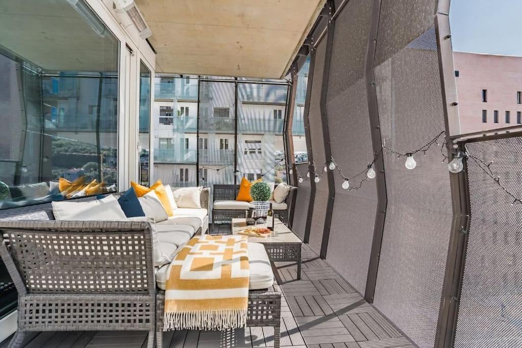 Spacious Modern 2br At Barcode Leilighet